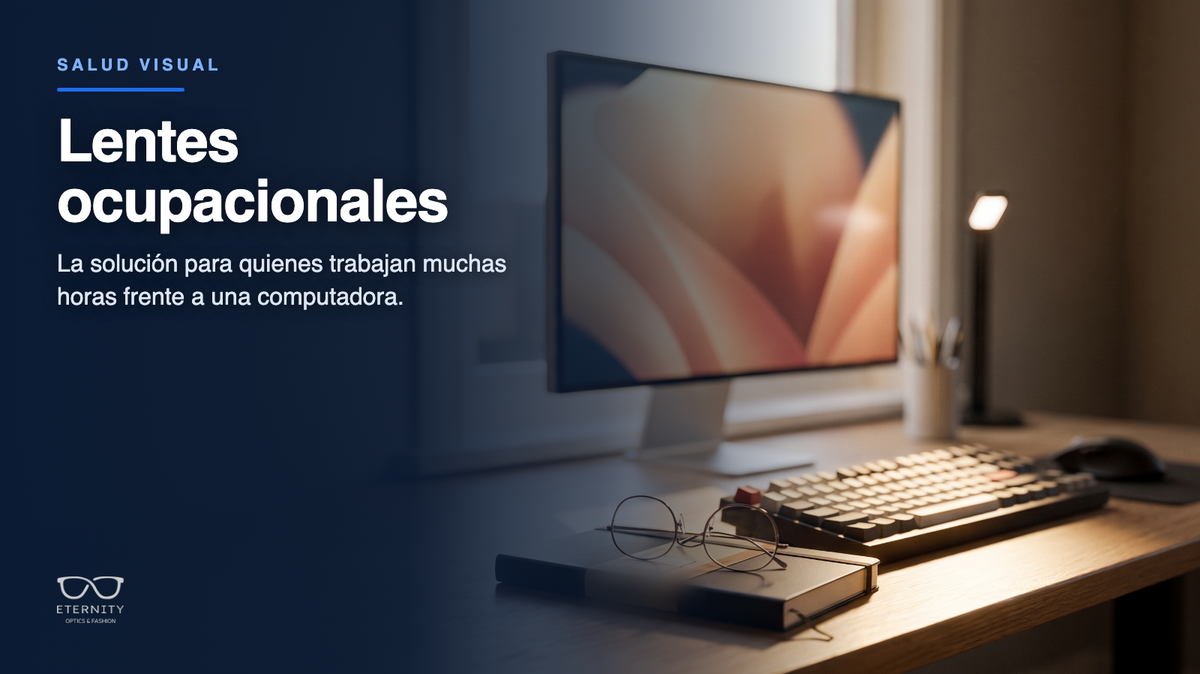 Escritorio con monitor, teclado y anteojos apoyados sobre una libreta, junto a una ventana con luz natural