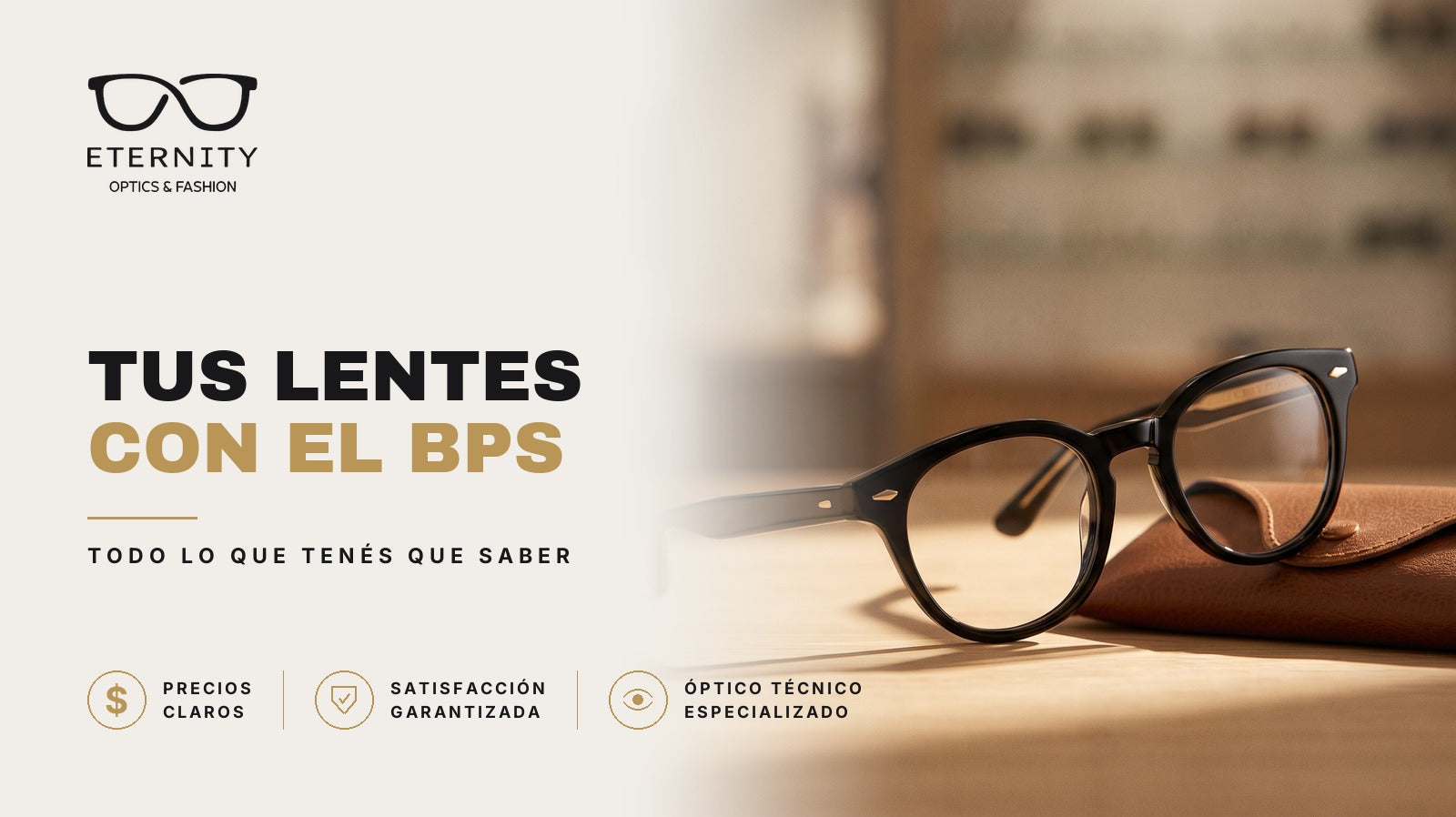 Portada de Eternity Óptica sobre el beneficio de lentes del BPS: armazón redondo de acetato negro junto a un estuche de cuero marrón, en primer plano sobre una mesa de madera con luz cálida de estudio.