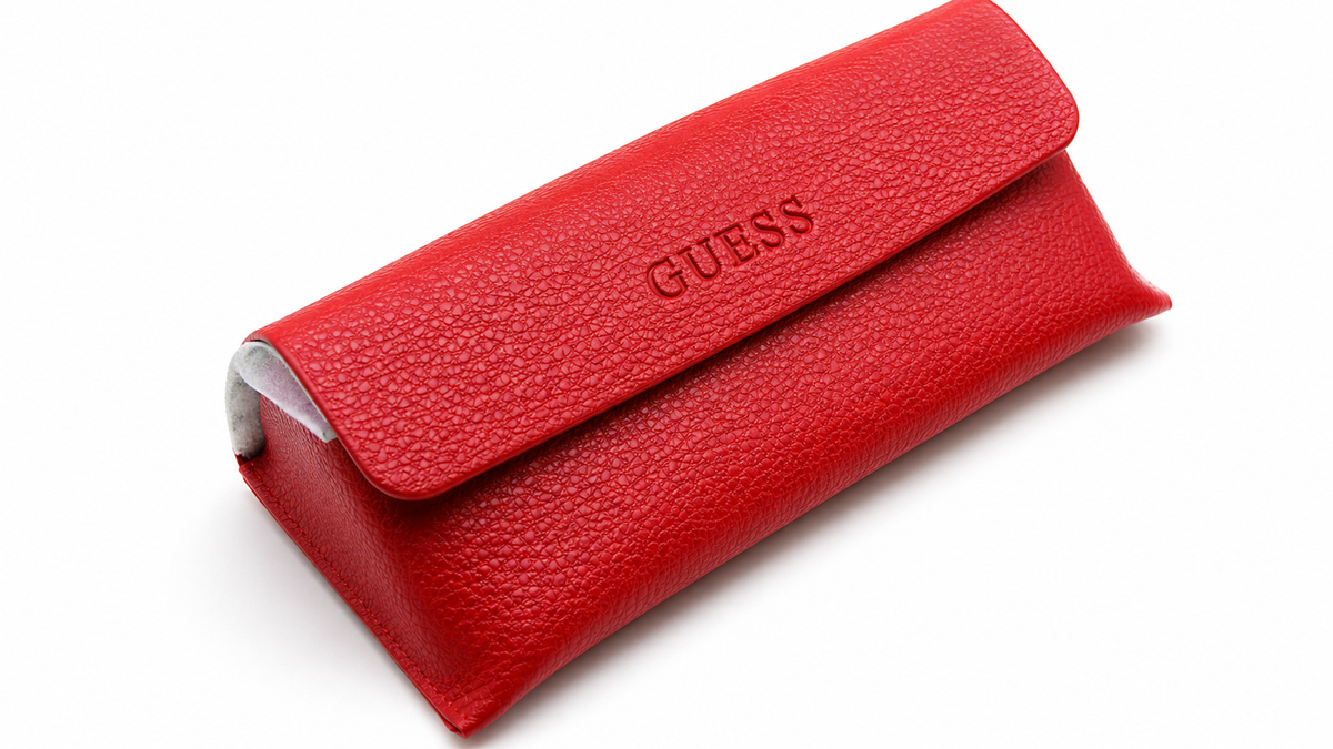Funda de cuero roja Guess con el logo de la marca