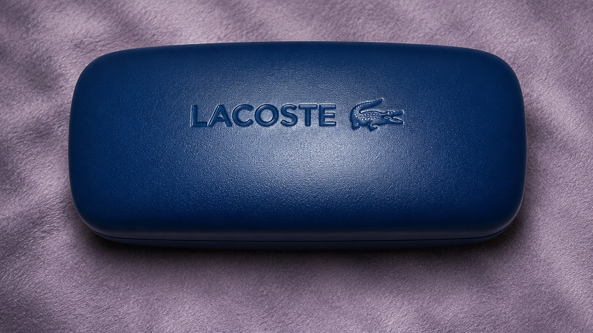 Estuche rígido Lacoste azul con el logo del cocodrilo grabado