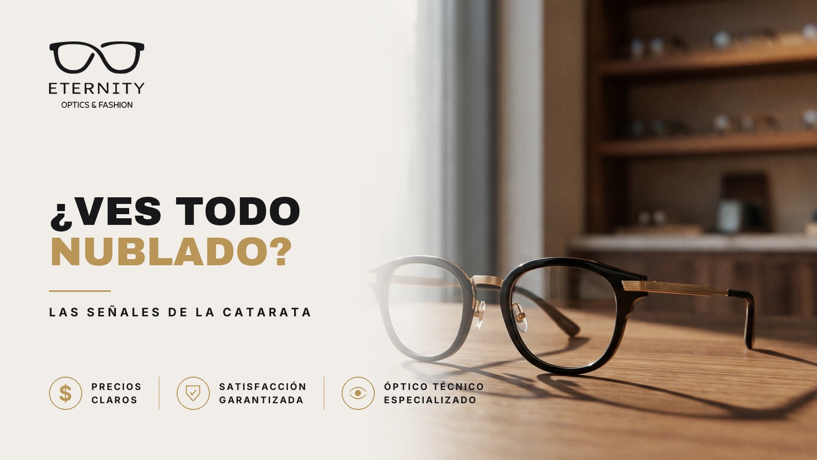 Portada de Eternity Óptica: armazón negro con varillas doradas sobre una mesa de madera, con las vitrinas de la óptica desenfocadas atrás. Nota sobre las señales de la catarata cuando ves todo nublado.