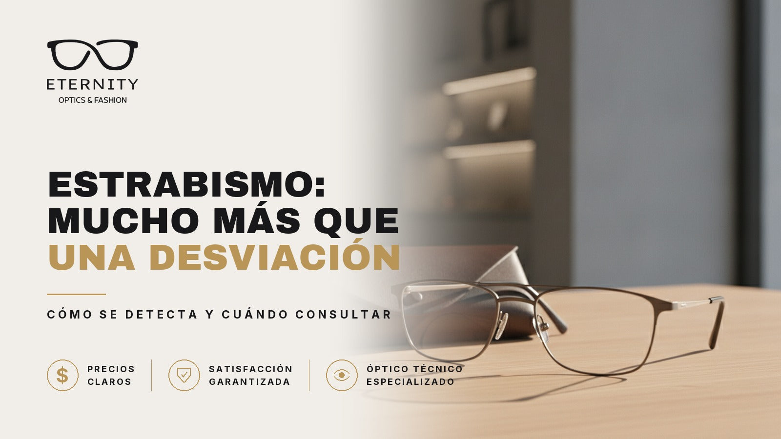 Portada de Eternity Óptica: anteojos recetados de armazón fino sobre una mesa de madera clara junto a su estuche, ilustrando la nota sobre estrabismo y desviación ocular.