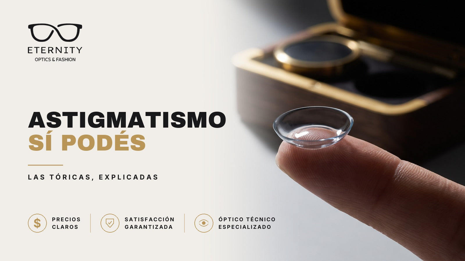 Portada de Eternity Óptica: lente de contacto transparente en la yema de un dedo, en primer plano, con su estuche dorado desenfocado atrás. Nota sobre las lentes de contacto tóricas para astigmatismo.