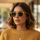 Mujer con lentes de sol color mostaza, al aire libre