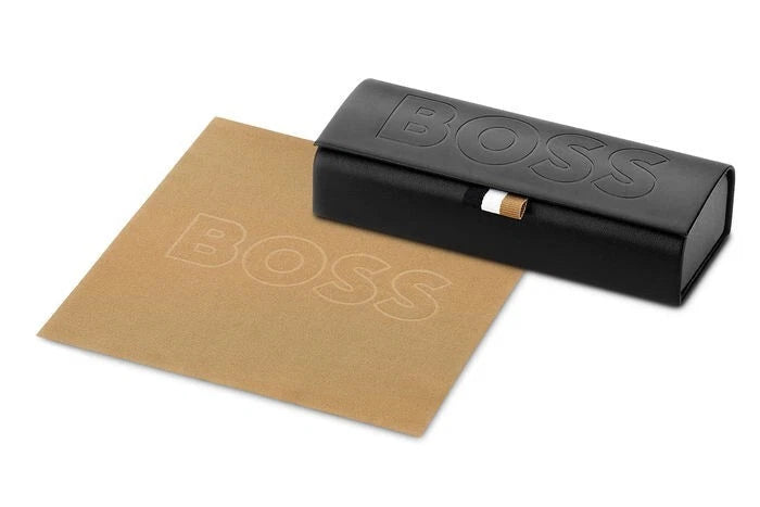 Estuche rígido BOSS negro y paño de limpieza con el logo BOSS